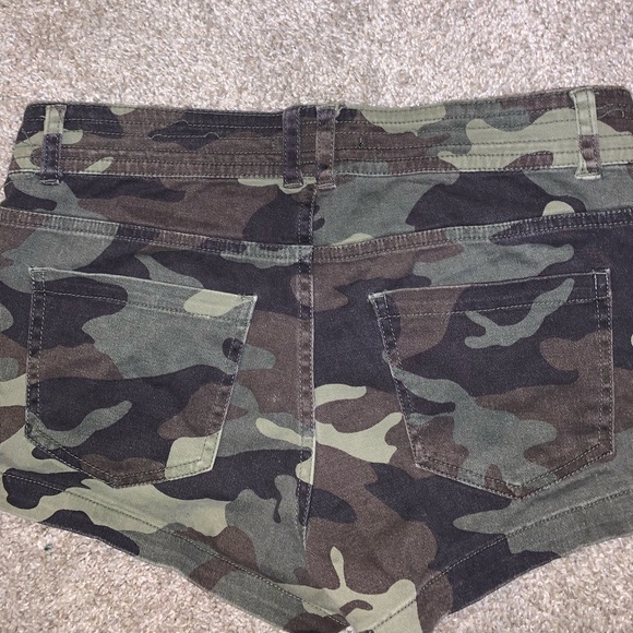 Forever 21 Green & Black Camouflage Jean shorts size 26 - Picture 9 of 9